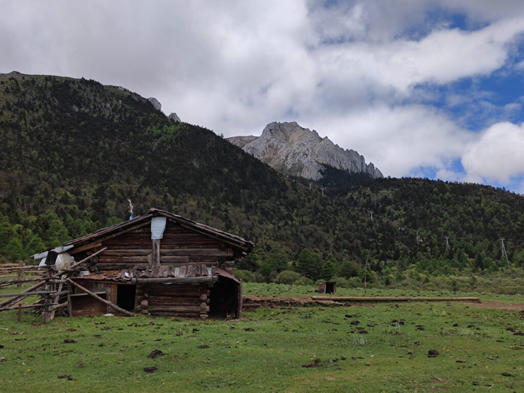 雲南省・香格里拉（シャングリラ）石卡雪山の写真　茶馬古道に聳える聖なる雪山2-1