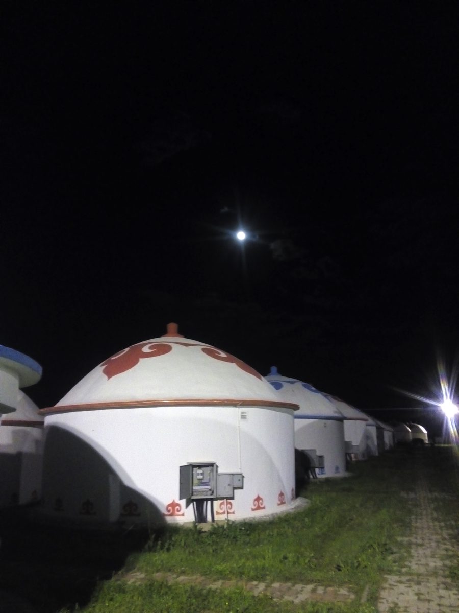 内蒙古自治区・輝謄錫勒草原、庫布齊砂漠の写真　月と太陽のドラマ2-5