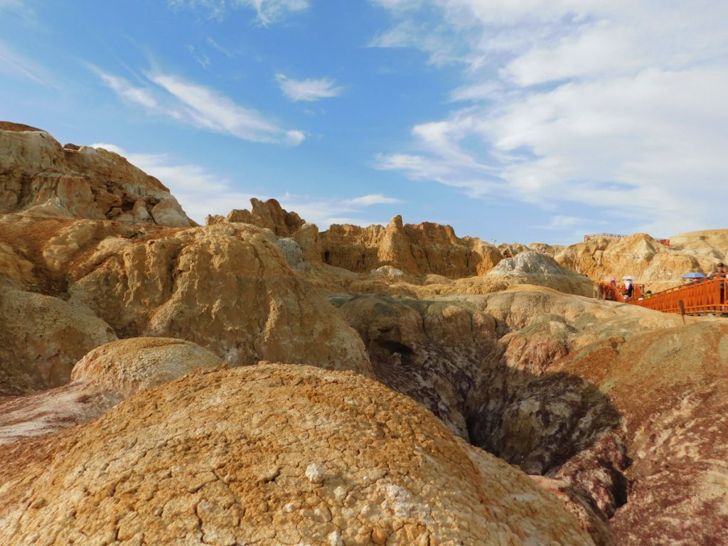 新疆ウィグル自治区・五彩灘の写真　砂漠と緑の競演-5
