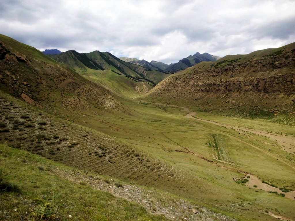 新疆ウィグル自治区・天山天池 南山牧場の写真　天山の山懐に抱かれて3-1
