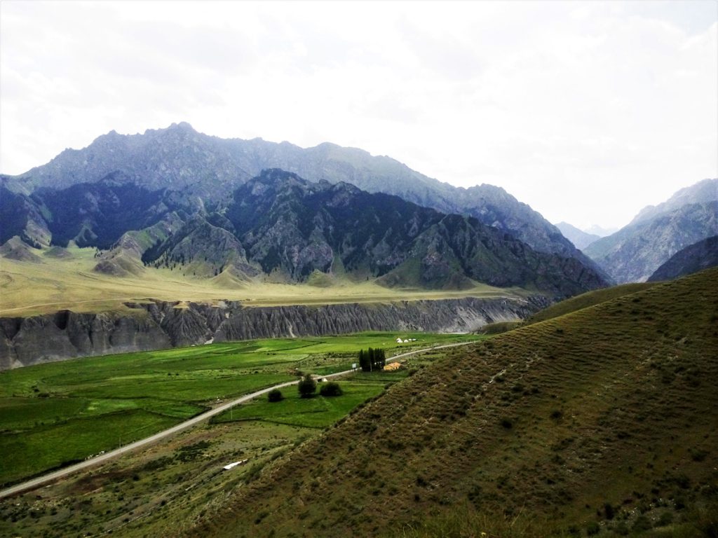 新疆ウィグル自治区・天山天池 南山牧場の写真　天山の山懐に抱かれて3-4