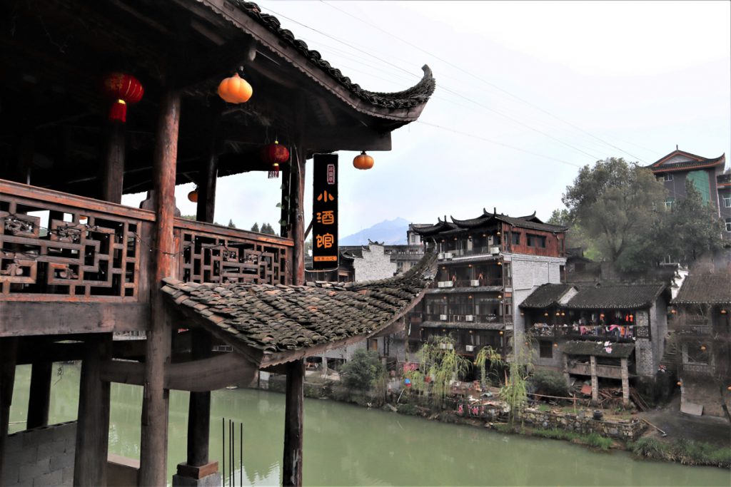湖南省・芙蓉鎮／紅石林の写真　千年の古鎮と奇岩-5