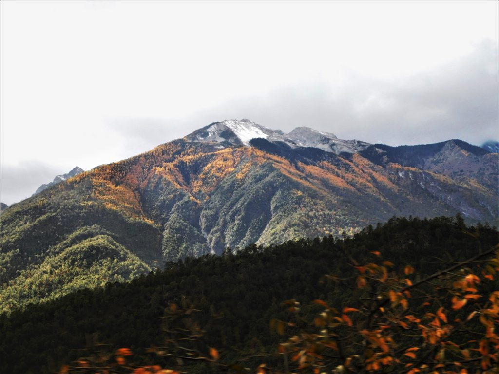 雲南省・虎跳峡と神河橋、哈巴（ハバ）雪山と玉龍雪山の写真　天空の路を行く2-1
