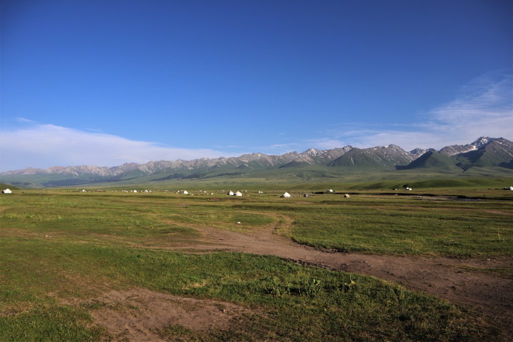 新疆ウィグル自治区・那拉堤（ナラテー）の写真　清風吹き渡る三面青山の草原劇場3-5