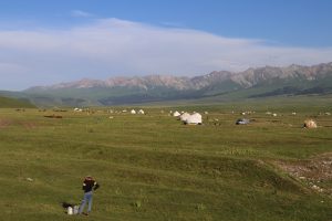 新疆ウィグル自治区・那拉堤（ナラテー）の写真　清風吹き渡る三面青山の草原劇場3-7