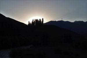 新疆ウィグル自治区・中天山から国道218号を行くの写真　天山の浪漫の回廊-11