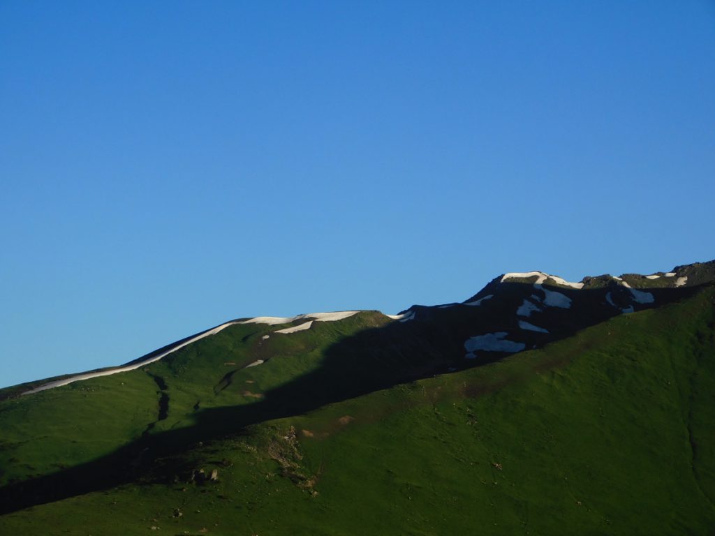 新疆ウィグル自治区・中天山から国道218号を行くの写真　天山の浪漫の回廊-2