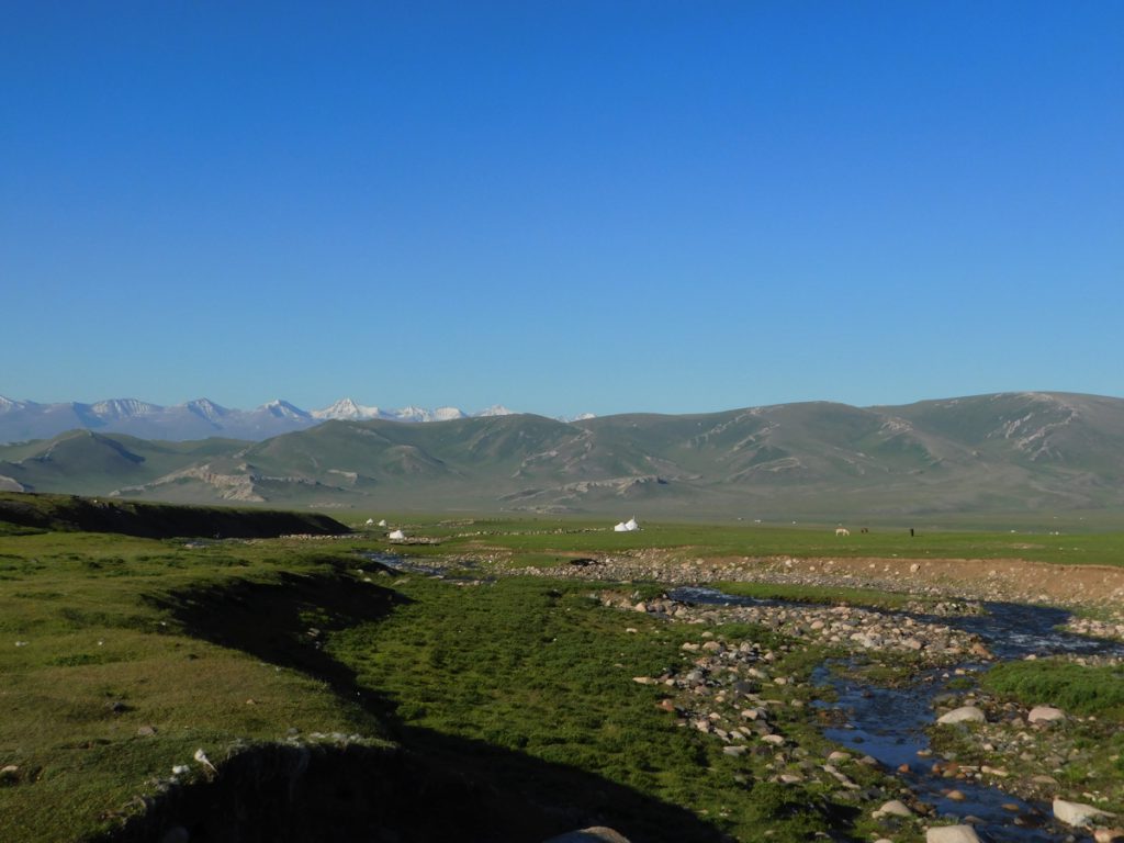 新疆ウィグル自治区・中天山から国道218号を行くの写真　天山の浪漫の回廊2-1