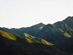 新疆ウィグル自治区・中天山から国道218号を行くの写真　天山の浪漫の回廊2-10