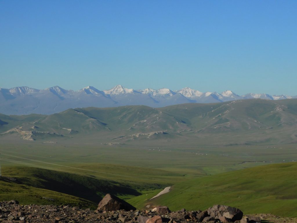 新疆ウィグル自治区・中天山から国道218号を行くの写真　天山の浪漫の回廊2-2