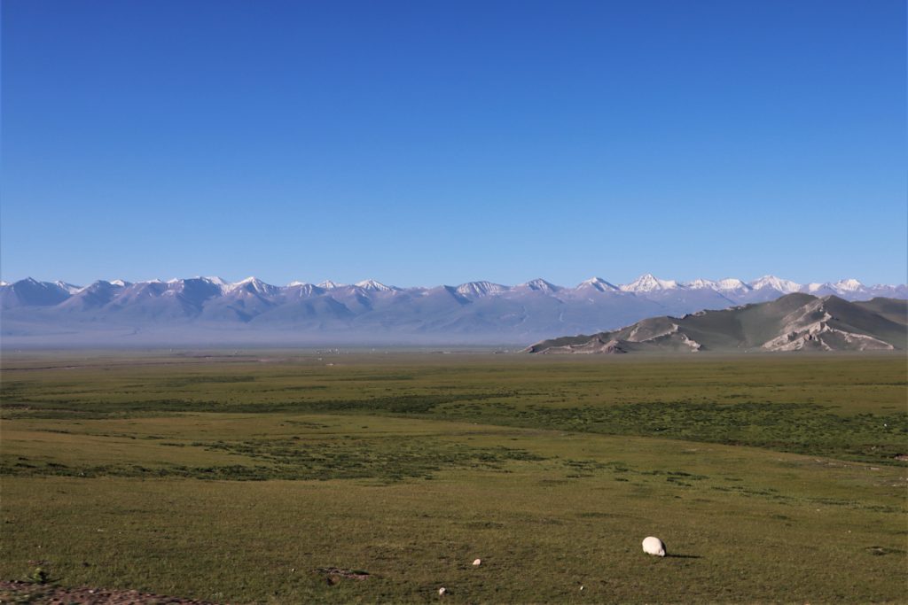 新疆ウィグル自治区・中天山から国道218号を行くの写真　天山の浪漫の回廊2-3