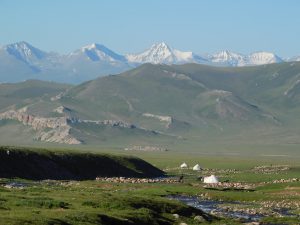 新疆ウィグル自治区・中天山から国道218号を行くの写真　天山の浪漫の回廊2-6