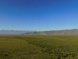 新疆ウィグル自治区・中天山から国道218号を行くの写真　天山の浪漫の回廊2-7