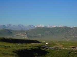 新疆ウィグル自治区・中天山から国道218号を行くの写真　天山の浪漫の回廊2-8