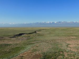 新疆ウィグル自治区・中天山から国道218号を行くの写真　天山の浪漫の回廊2-9