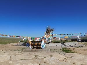 新疆ウィグル自治区・中天山から国道218号を行くの写真　天山の浪漫の回廊3-11