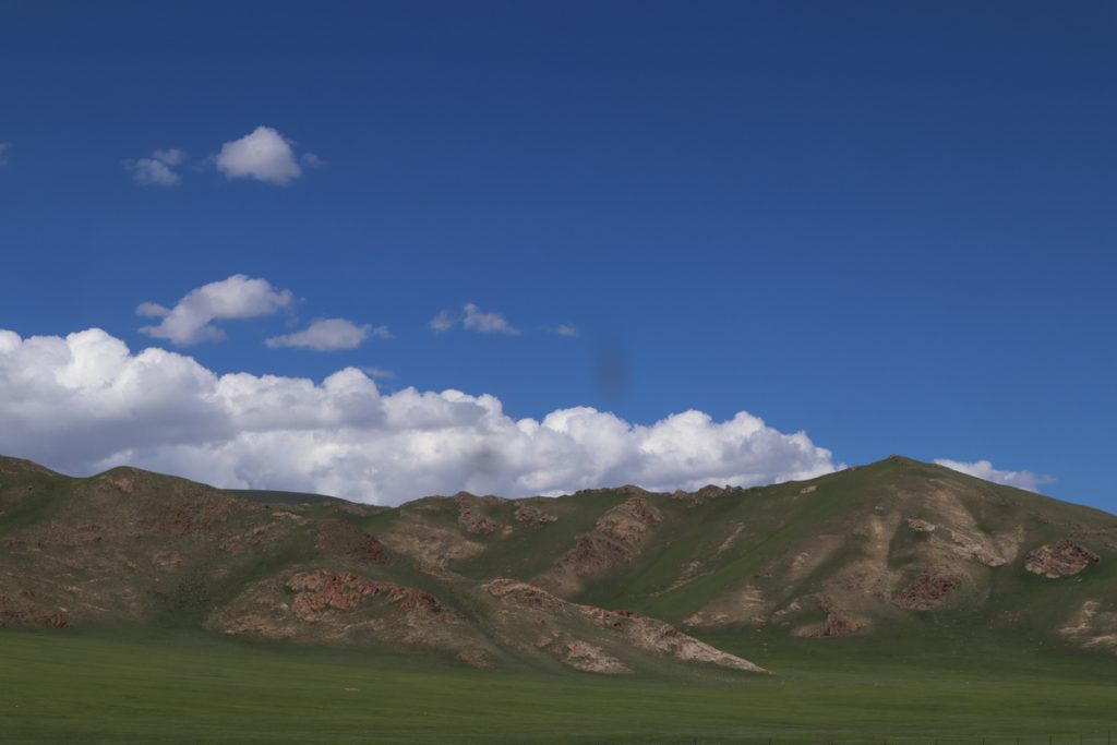 新疆ウィグル自治区・中天山から国道218号を行くの写真　天山の浪漫の回廊3-5