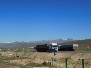 新疆ウィグル自治区・中天山から国道218号を行くの写真　天山の浪漫の回廊3-6
