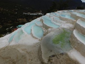 雲南省・白水台の写真　白とブルーの神秘2-6