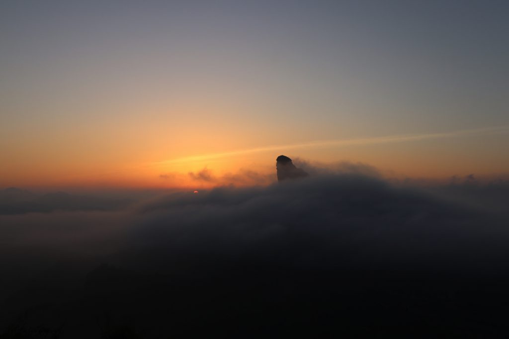 広東省・丹霞山の写真　朝日に輝き雲海に浮かぶ岩峰-1