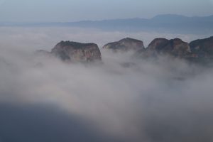 広東省・丹霞山の写真　朝日に輝き雲海に浮かぶ岩峰-11