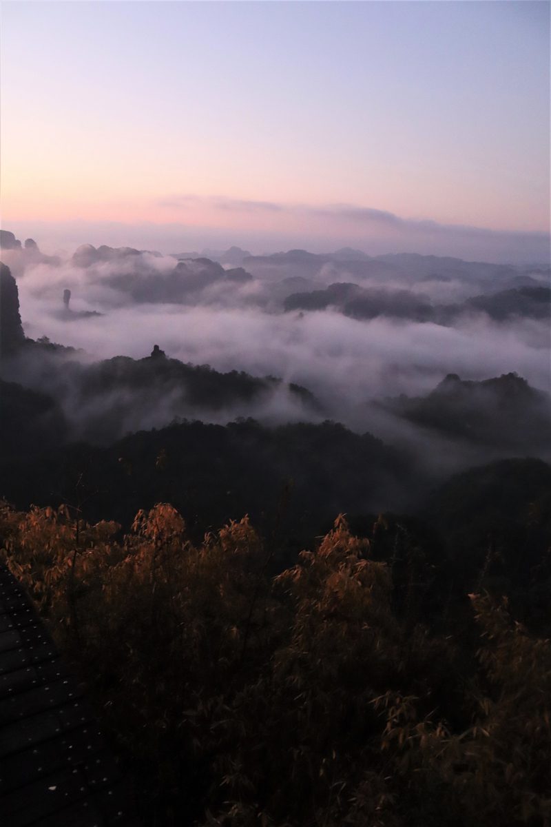 広東省・丹霞山の写真　朝日に輝き雲海に浮かぶ岩峰-2