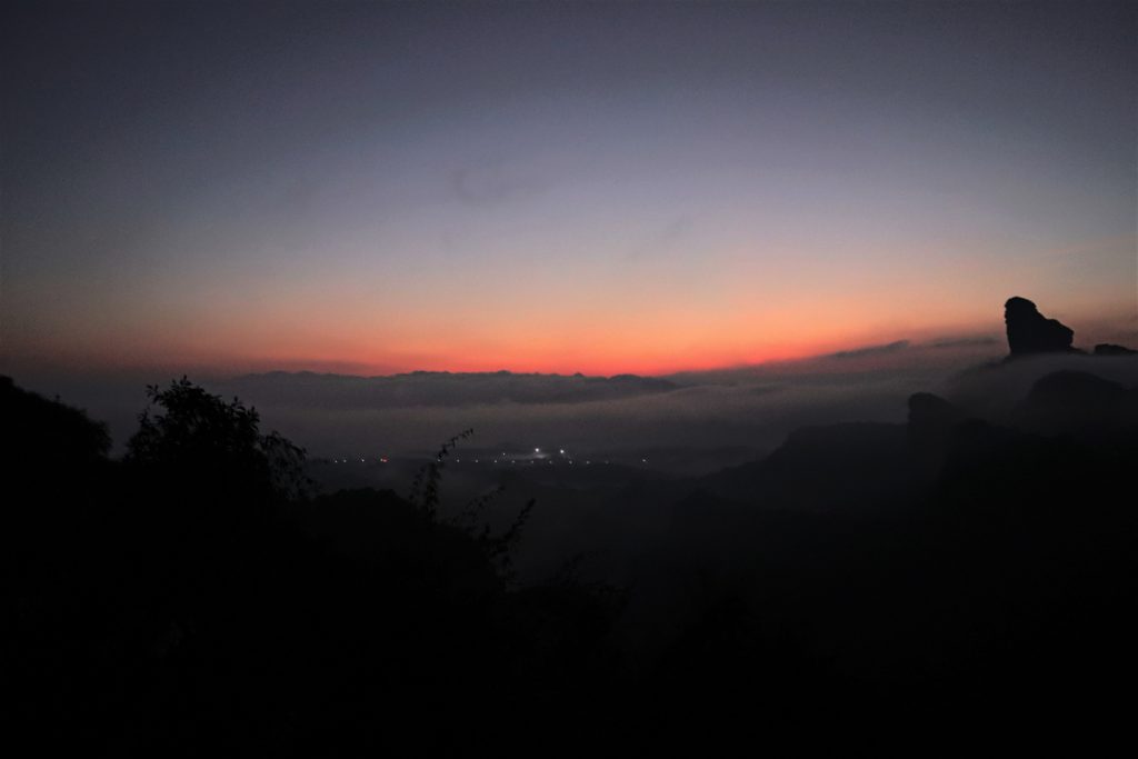 広東省・丹霞山の写真　朝日に輝き雲海に浮かぶ岩峰-3
