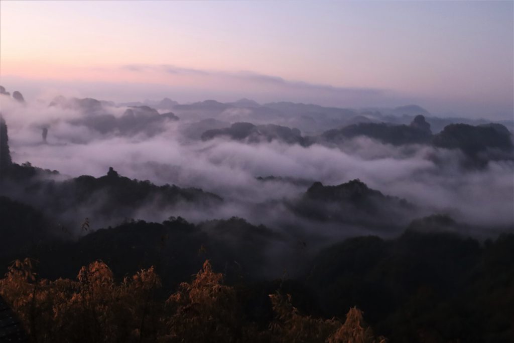 広東省・丹霞山の写真　朝日に輝き雲海に浮かぶ岩峰-4