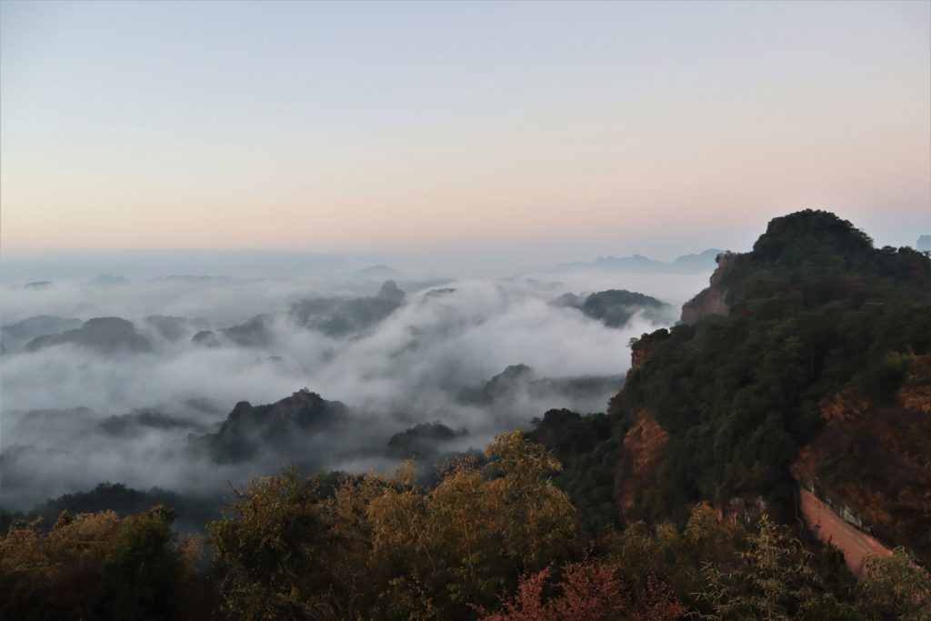 広東省・丹霞山の写真　朝日に輝き雲海に浮かぶ岩峰-5