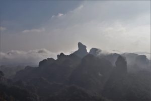 広東省・丹霞山の写真　朝日に輝き雲海に浮かぶ岩峰-7