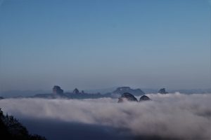 広東省・丹霞山の写真　朝日に輝き雲海に浮かぶ岩峰-8