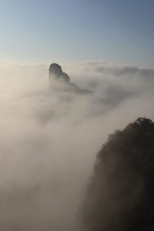 広東省・丹霞山の写真　朝日に輝き雲海に浮かぶ岩峰-9