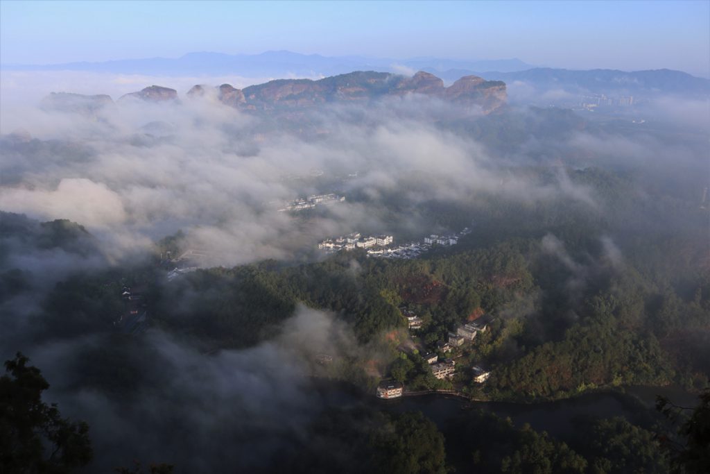 広東省・丹霞山の写真　朝日に輝き雲海に浮かぶ岩峰2-1