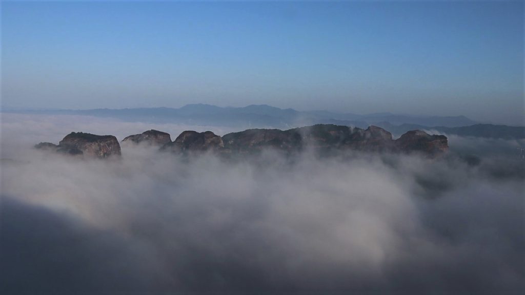 広東省・丹霞山の写真　朝日に輝き雲海に浮かぶ岩峰2-4