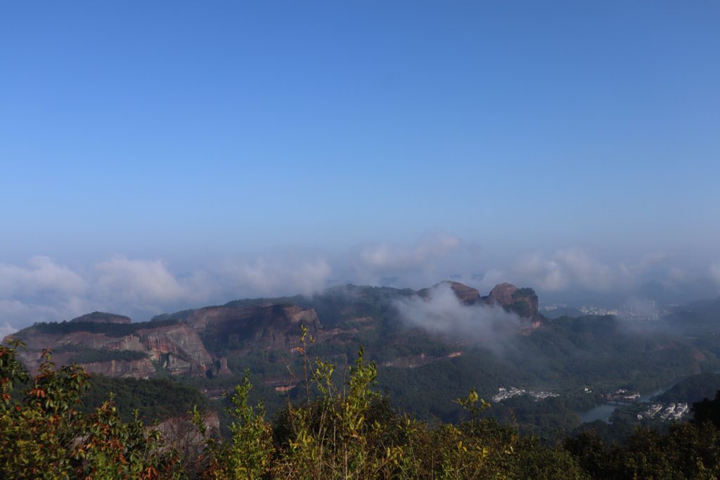 広東省・丹霞山の写真　朝日に輝き雲海に浮かぶ岩峰2-5