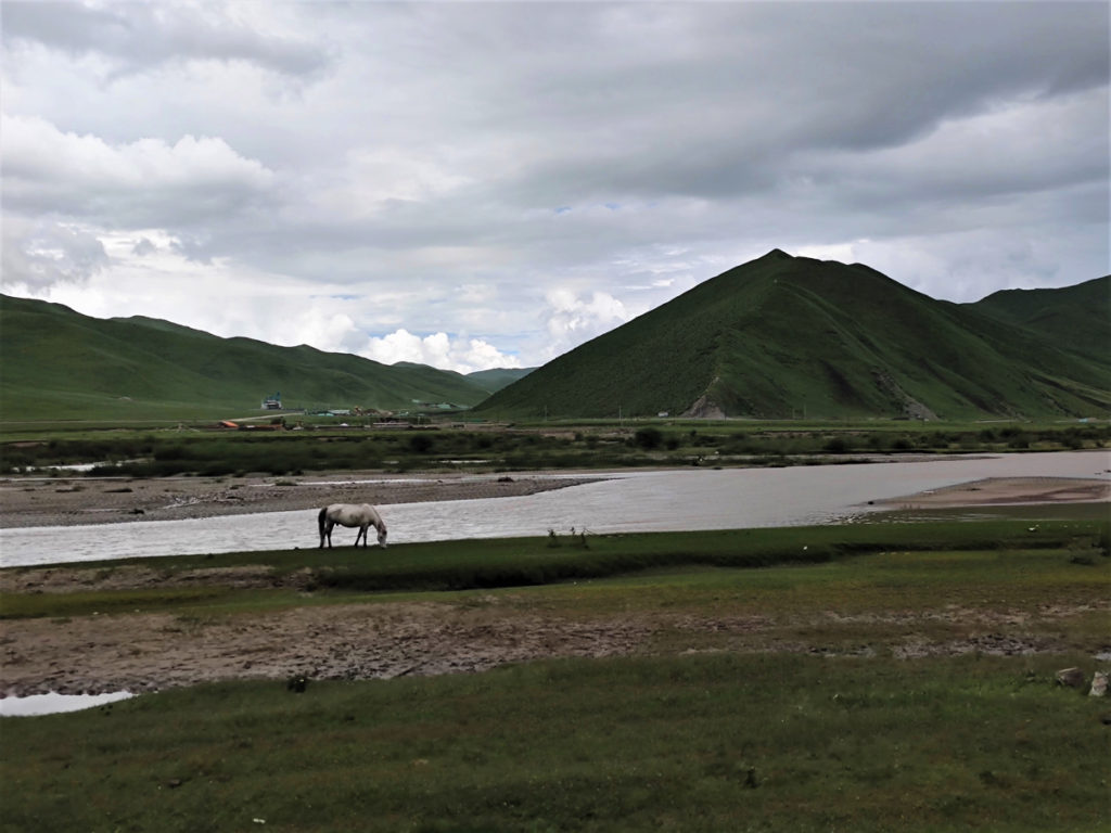 甘粛省・国道345号と黄河の写真　母なる黄河を渡り国道345号を行く5-3