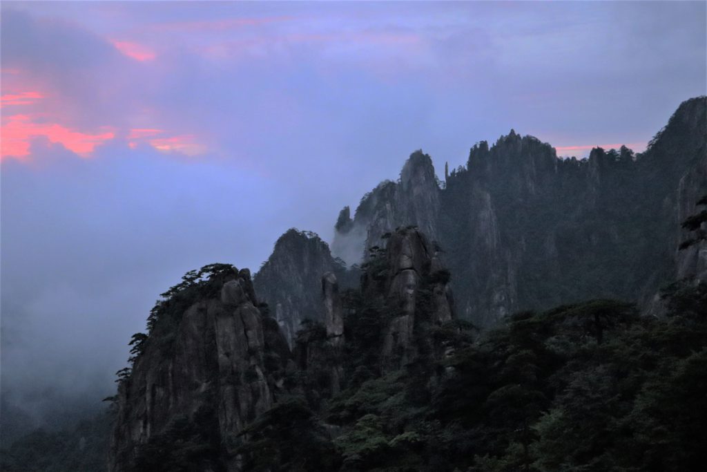 安徽省・黄山の写真　“天井図画”の奇岩の地-2