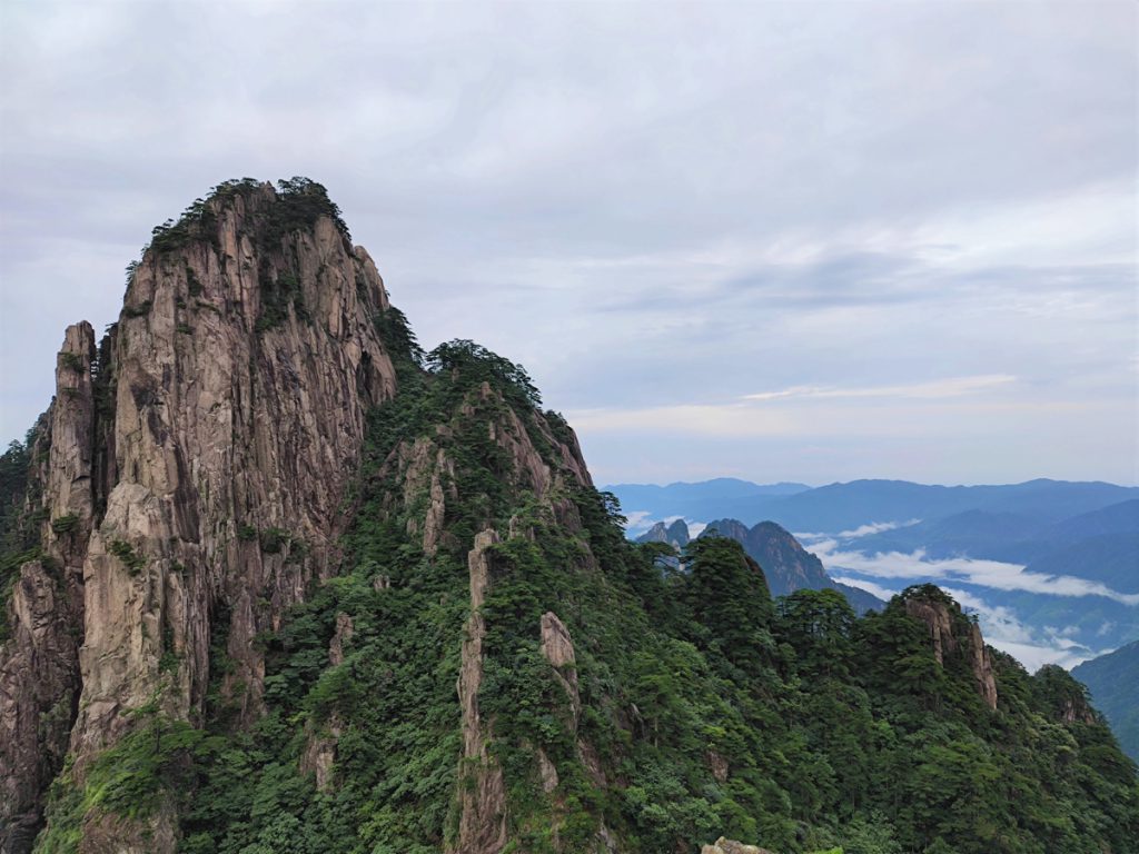 安徽省・黄山の写真　“天井図画”の奇岩の地-4