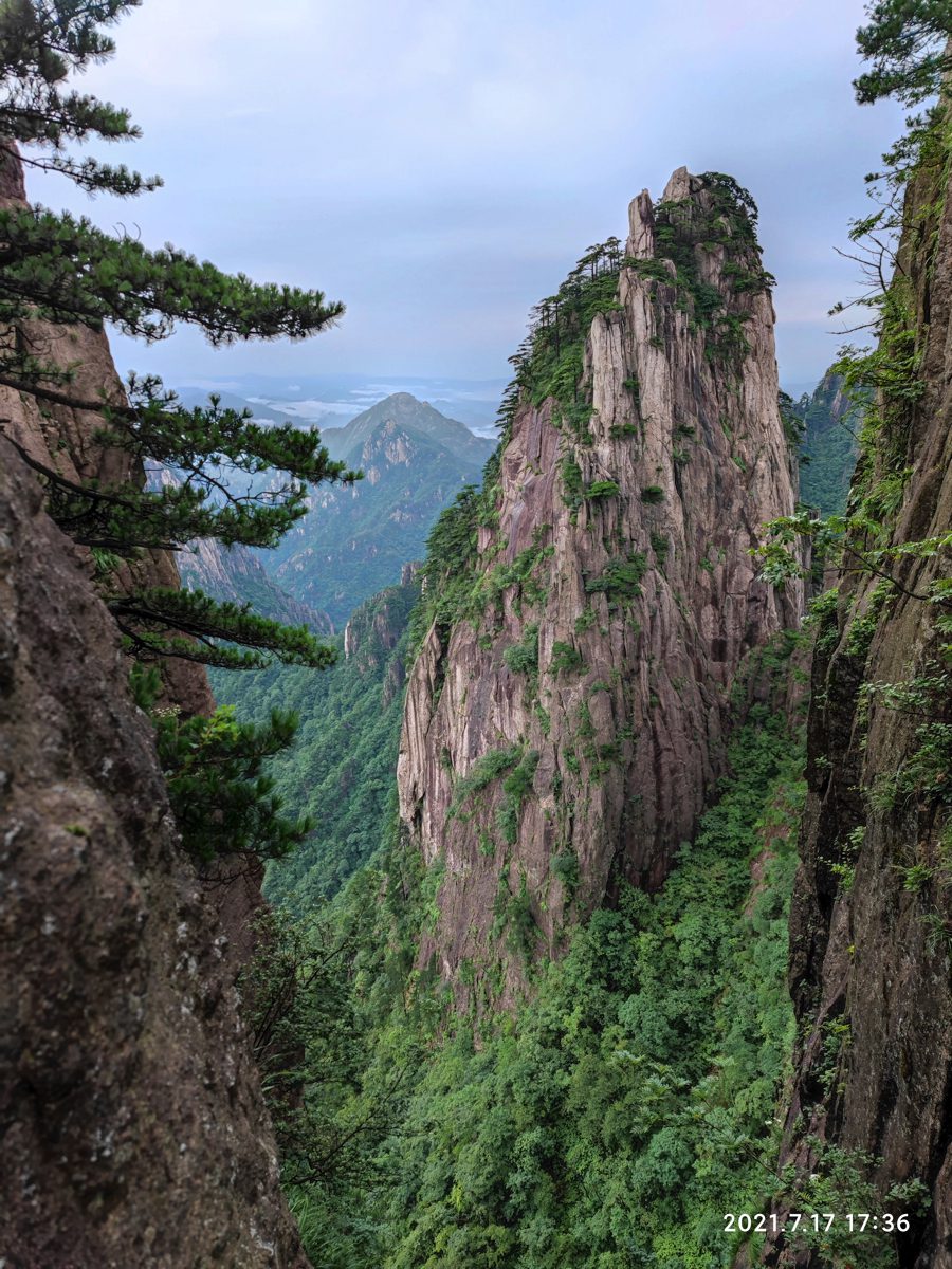 安徽省・黄山の写真　“天井図画”の奇岩の地-5