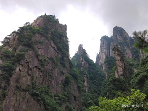 安徽省・黄山の写真　“天井図画”の奇岩の地3-6