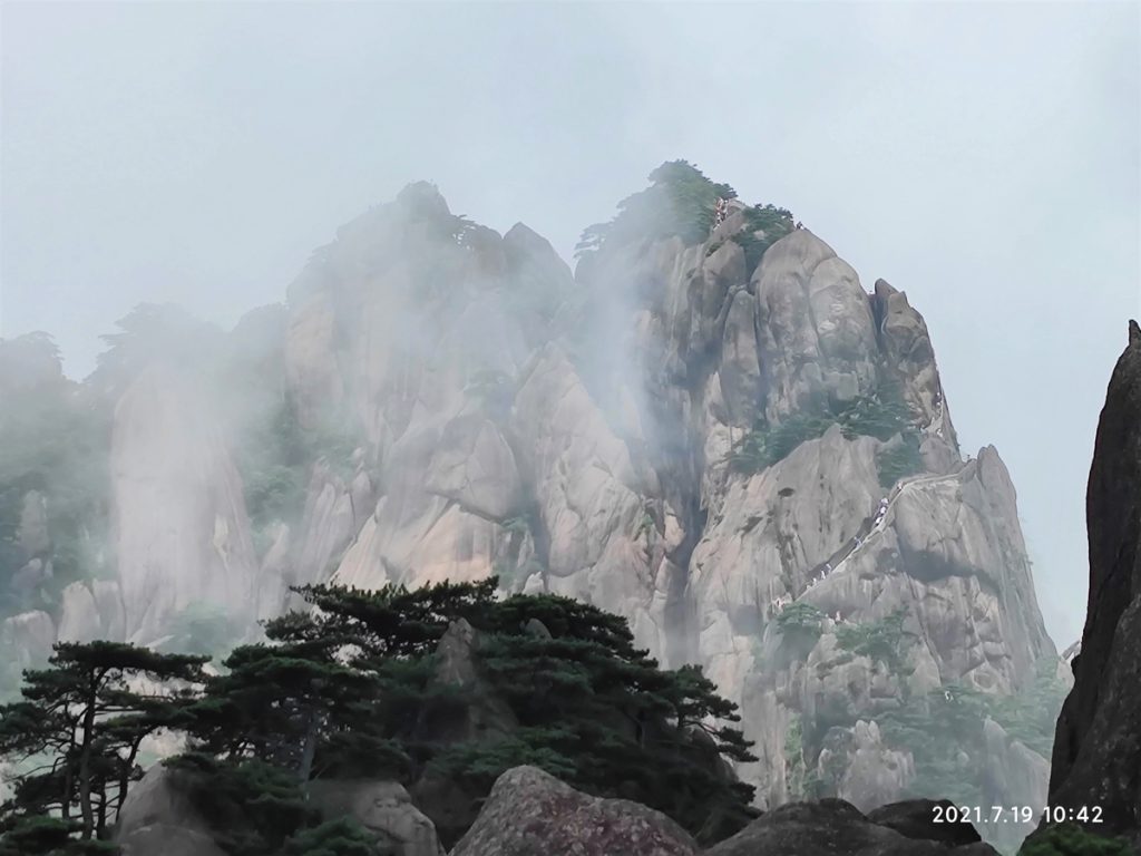 安徽省・黄山の写真　“天井図画”の奇岩の地6-4