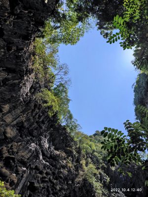 広東省・洞天仙境と英西峰林の村の写真　自然の天窓から見える青空-11