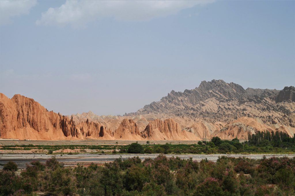 新疆ウィグル自治区・庫車峡谷、天山托木尓峡谷の写真　炎熱の谷から緑の天山へ-1