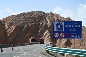 新疆ウィグル自治区・庫車峡谷、天山托木尓峡谷の写真　炎熱の谷から緑の天山へ-11