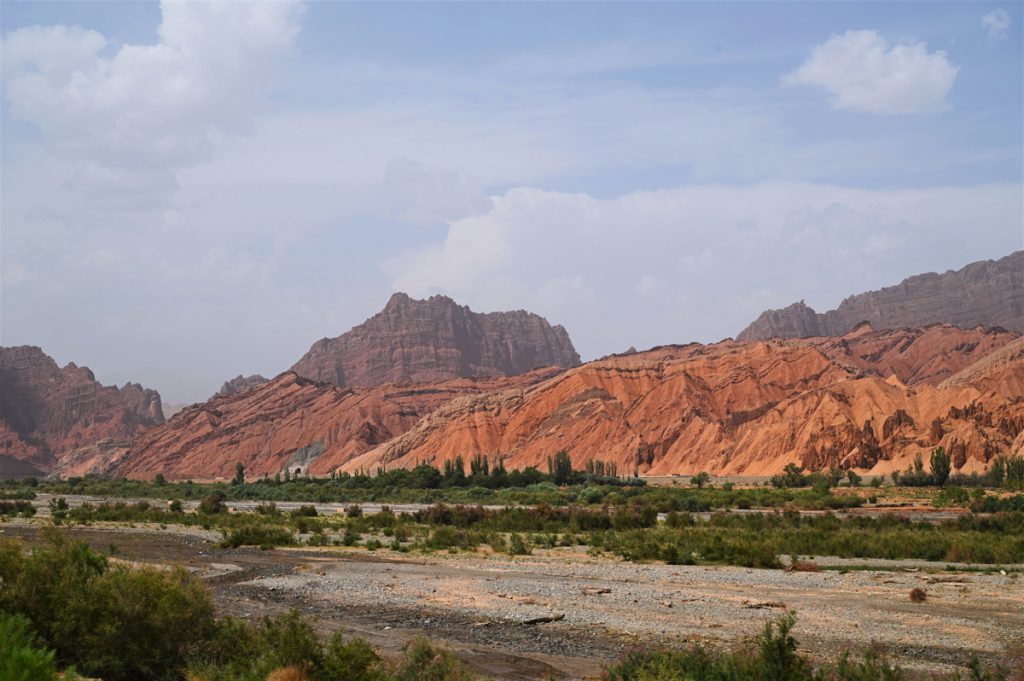 新疆ウィグル自治区・庫車峡谷、天山托木尓峡谷の写真　炎熱の谷から緑の天山へ-2