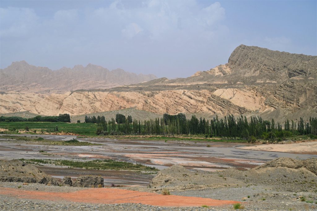 新疆ウィグル自治区・庫車峡谷、天山托木尓峡谷の写真　炎熱の谷から緑の天山へ-3