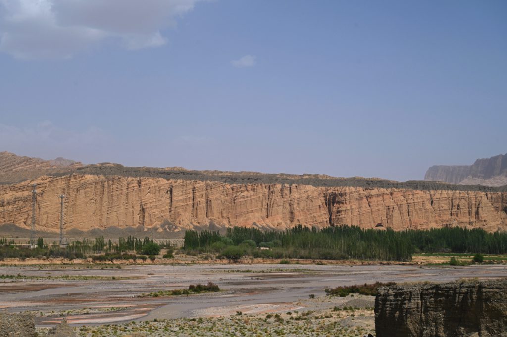 新疆ウィグル自治区・庫車峡谷、天山托木尓峡谷の写真　炎熱の谷から緑の天山へ-5