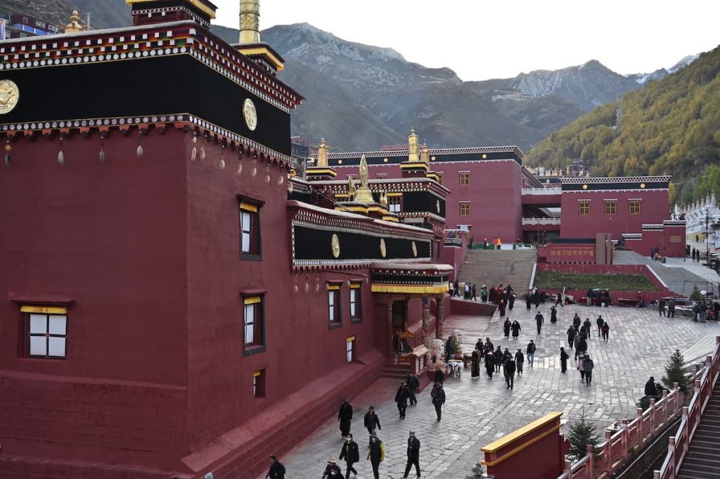 四川省・徳格印経院と甘孜県の写真　チベット文化の宝庫と温泉の街-3