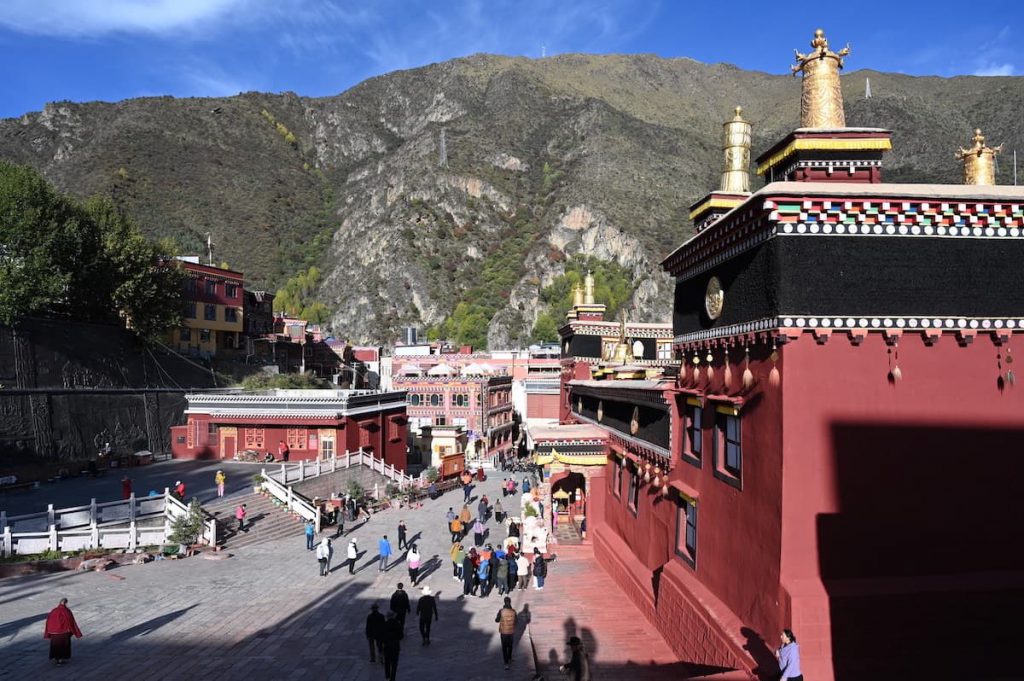 四川省・徳格印経院と甘孜県の写真　チベット文化の宝庫と温泉の街-4