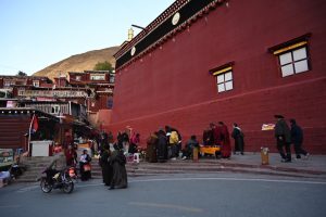 四川省・徳格印経院と甘孜県の写真　チベット文化の宝庫と温泉の街-9